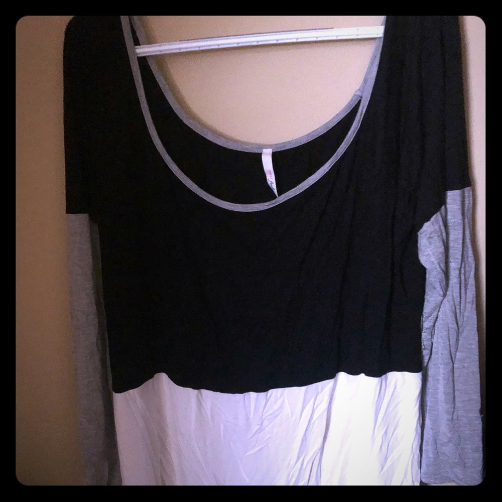 Black and white top 2x